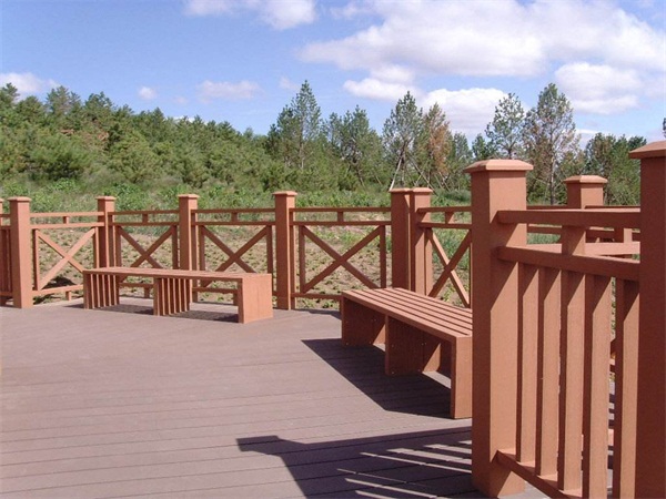 成都木塑地板厂家浅谈：木塑护栏有哪些特性？